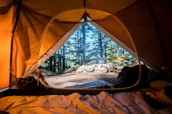 Astuces pour camper confortablement par temps venteux en camping itinérant.