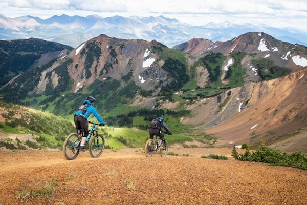 Comment organiser une traversée des Alpes en vélo, couvrant plusieurs pays ?