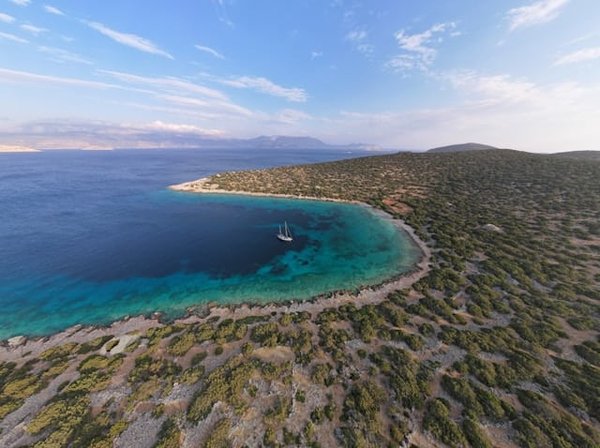 Comment explorer les monastères suspendus dans les montagnes de Meteora, Grèce ?